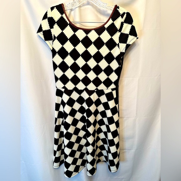 THML Black & White Diamonds Flare Knee Length Dress Cap Sleeve Size Medium - Picture 1 of 10